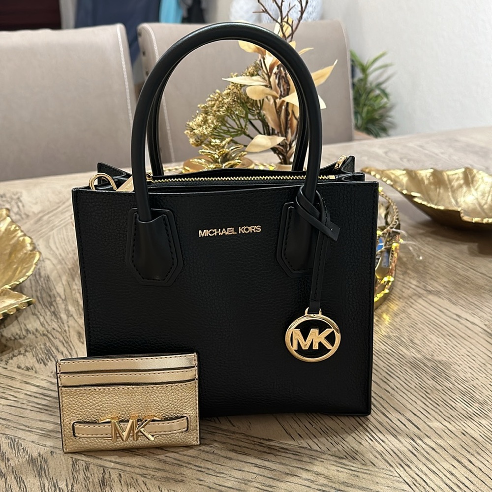 Authentic Michael Kors Crossbody with Card Case!🌺